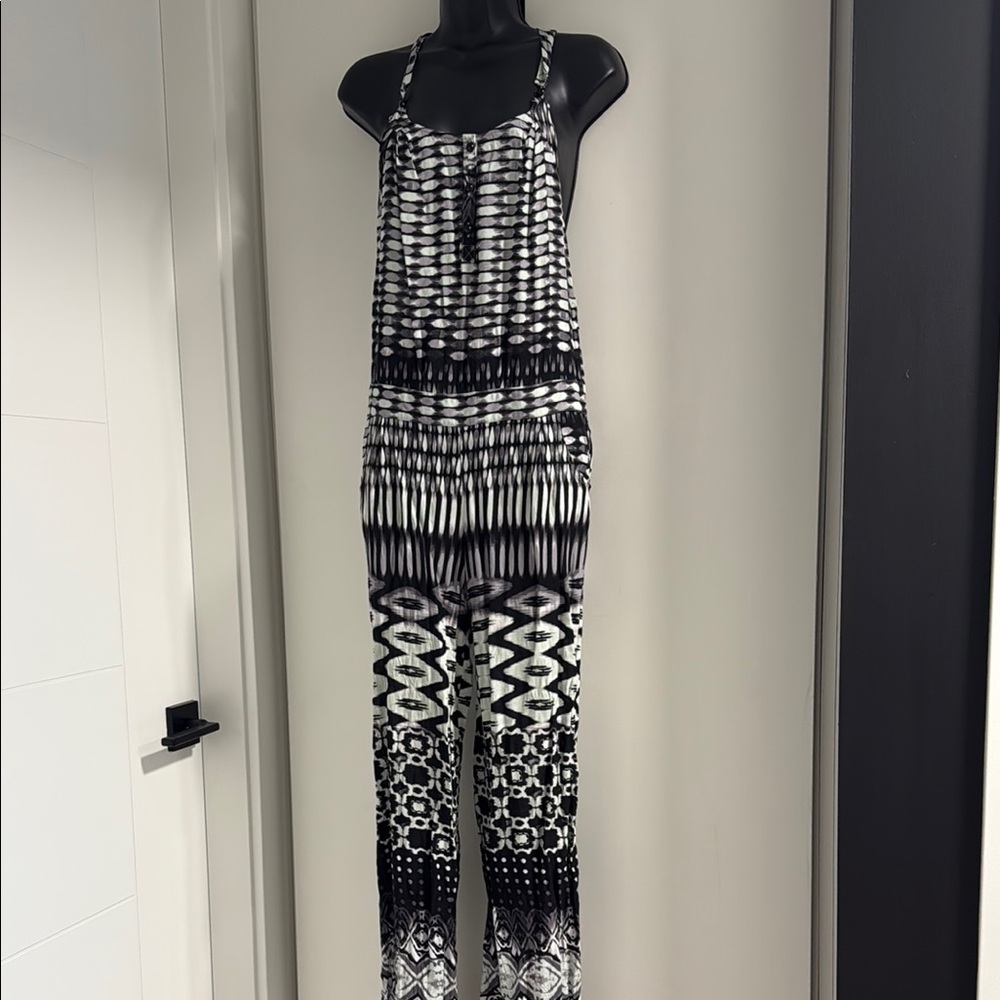 Geometric Black and White Sleeveless Jumpsuit with Relaxed Fit